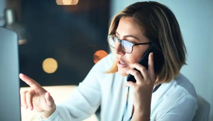 poslovna žena prati Semrush rezultate na računalu