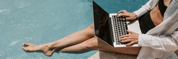 Freelancer radi s bilo koje lokacije – rad od kuće ili s putovanja