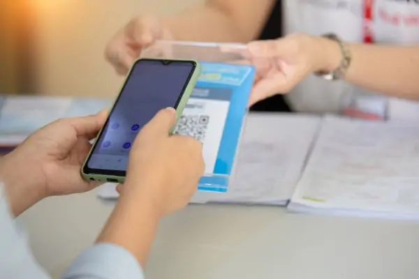 Osoba skenira QR kod mobitelom